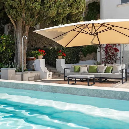 Hibiscus Villa *